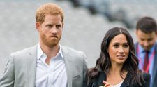 Meghan nepustili za umírající královnou. Harry se o tom pohádal s Karlem
