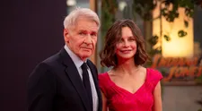 Harrisona Forda zastínila manželka. Čím uchvátila na premiéře nového Indiana Jonese?