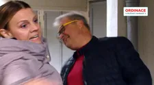 Ukázka z Ordinace: Heluš sejme Boba šutrem! To se může stát jen u Švarců
