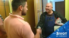 VIDEO: Zavolali si instalatéra, a u dveří jim zazvonil Michal David! Reakce jsou k nezaplacení