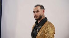 Adrián dorazil na casting SuperStar ověšený zlatem a dvěma tanečnicemi