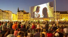 Léto, film a drink: Kinematograf bratří Čadíků promítá pod širým nebem po celém Česku