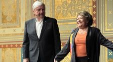 Miroslav Donutil oslavil 75. narozeniny. Přáli mu Bohdalová i Polívka