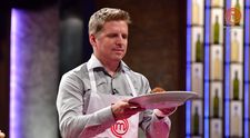 Já už nechci! Porotce MasterChefa zažívá fyzickou bolest. Žvýká totiž býčí žlázy. VIDEO