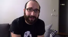 EMOTIVNÍ VIDEO: Tomáš z O 10 let mladší složil svému bývalému příteli píseň. Dožene vás k slzám!