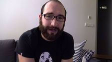 EMOTIVNÍ VIDEO: Tomáš z O 10 let mladší složil svému bývalému příteli píseň. Dožene vás k slzám!