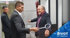 VIDEO: Copak asi schovává pod sakem? Karla Gotta nechtěla pustit ochranka do hokejové arény!