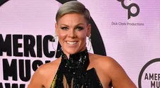 Kouzelné vystoupení Pink na American Music Awards. Jak vzdala hold hvězdě Pomády?
