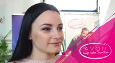 Image by Avon: Výrazné růžové oční stíny Anetu nebývale rozzářily. V čem je ten fígl?