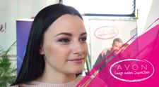 Image by Avon: Výrazné růžové oční stíny Anetu nebývale rozzářily. V čem je ten fígl?