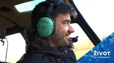 VIDEO: Marek Ztracený má strach z výšek, přesto nasedl do vrtulníku, a dokonce v něm i zazpíval!