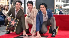 Pozvání na rande i ztrapňování dětí: Jak se Jonas Brothers rozjeli při děkovné řeči?