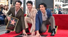 Pozvání na rande i ztrapňování dětí: Jak se Jonas Brothers rozjeli při děkovné řeči?
