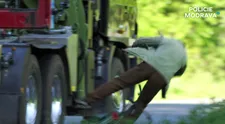 TO MUSELO BOLET! Jak se točí drsné záběry autonehody? Kaskadéra smetl kamion! VIDEO