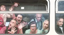 Film Mimořádná událost je plný absurdních odkazů: Nechybí noblesní funebrák ani první český terorista