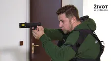 Michal Holán z Policie Modrava absolvoval skutečný policejní výcvik. Jak mu to šlo s opravdovou zbraní?