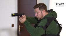 Michal Holán z Policie Modrava absolvoval skutečný policejní výcvik. Jak mu to šlo s opravdovou zbraní?