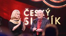 Do Síně slávy se jako první stěhuje český divadelní klasik a král něžné poesie Jiří Suchý