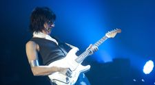 Zemřel kytarista Jeff Beck. Na poslední tour vyrazil s Johnnym Deppem, zahráli i v Praze