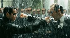 Během souboje si stihl převázat kravatu, podívejte se na chyby ve filmu Matrix: Revolution