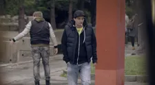 Najde tašku plnou peněz, místo utrácení je vypere. Ale jak!