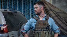 Pražany nerozhodí ani Chris Hemsworth. Jak herec dráždí české fanoušky?