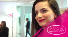 Image by Avon: Jako malou ji stříhali podle hrnce. Dnes si Adéla do svého vzhledu mluvit nenechá!