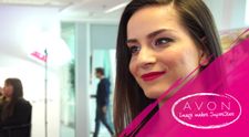 Image by Avon: Jako malou ji stříhali podle hrnce. Dnes si Adéla do svého vzhledu mluvit nenechá!
