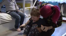 TO DÍTĚ NEJDE OBLÉKNOUT! Svlékne si každou věc, kterou mu náhradní máma natáhne. VIDEO