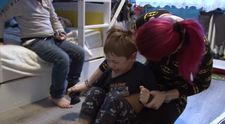 TO DÍTĚ NEJDE OBLÉKNOUT! Svlékne si každou věc, kterou mu náhradní máma natáhne. VIDEO