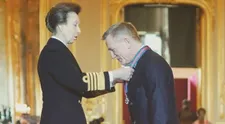 Představitel Jamese Bonda dostal stejné vyznamenání jako filmový agent 007