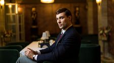 Proměna Petra Kučery ve třetí sérii Zlaté labutě: Adam Vacula zveřejnil novou fotku z natáčení
