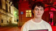 V Oddílu B hraje syn Štréblové. Ulici občas sleduje s mamkou a babičkou