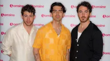 Joe Jonas si během vystoupení nadělal do kalhot. Překonal to ale ještě větší trapas