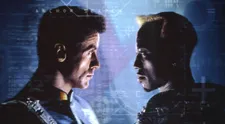 Vítejte v utopii: Demolition Man i po letech baví a dráždí mušličkami