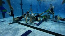 Originální sport: V podvodním hokeji se dávají góly několik metrů pod hladinou
