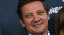 Jeremy Renner poprvé od nehody na veřejnosti! V jedné ruce hůl, ve druhé dceru