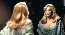 V hlavní roli prsa: Tvůrci filmu Smrt jí sluší vymysleli neskutečný způsob, jak oživit dekolt Meryl Streep!