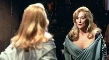 V hlavní roli prsa: Tvůrci filmu Smrt jí sluší vymysleli neskutečný způsob, jak oživit dekolt Meryl Streep!