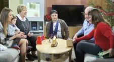 VIDEO: Venku dvacet stupňů a uvnitř stromeček. Natáčení Vánoc v Ulici je opravdu netradiční! Kdo z něj neměl radost?