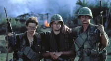 Četa na Nova Cinema: Sheen, Dafoe a Berenger v antiválečné klasice