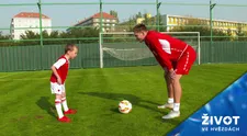 VIDEO: Kapitán fotbalové Slavie učil kopat malého Daníka. Dostal od něj gól?