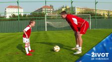 VIDEO: Kapitán fotbalové Slavie učil kopat malého Daníka. Dostal od něj gól?