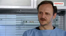 Ukázka z Ordinace: Sekora vypráví Marice o otci. Z děsivé chvíle je na pokraji zhroucení...