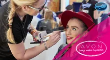 Image by Avon: Krásná Kristýna má v oblibě výrazné barvy. Jak dlouho jí trvá každodenní líčení?