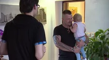 Divoká scéna při příjezdu náhradního manžela. Cože? Maminka je chlap? VIDEO