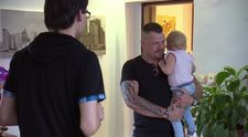 Divoká scéna při příjezdu náhradního manžela. Cože? Maminka je chlap? VIDEO