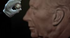 Británie už má oficiální portrét krále Karla III., který bude zdobit nové mince