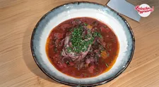 Ratatouille s vejcem pošírovaným v červeném víně a bramborami podle Jana Punčocháře