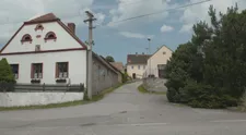 Jak vypadá slavná vesnička ze Slunce, seno? Troška ukázal Hoštice po 40 letech